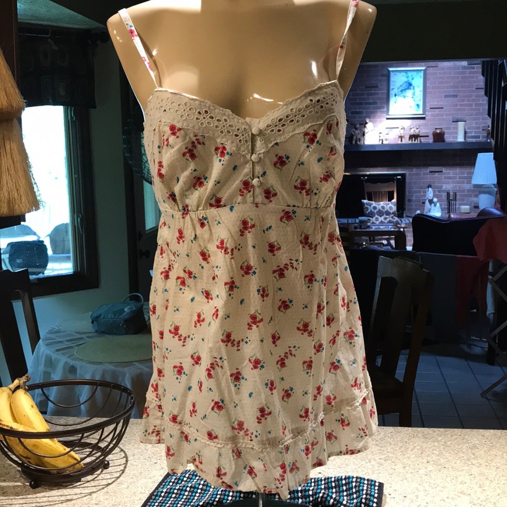 Darling feminine floral tank w/back bow